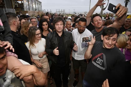 Javier Milei arrancó la caminata en Bunge y el Mar. En la foto, junto a Píparo y Juliana Santillán detrás