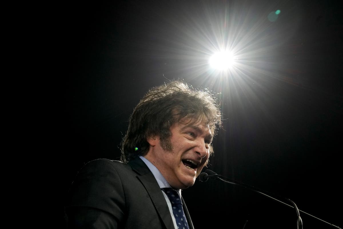 Javier Milei, aspirante a presidente de la coalición La Libertad Avanza, habla durante un mitin en Buenos Aires, Argentina, el lunes 7 de agosto de 2023. (AP Foto/Natacha Pisarenko)