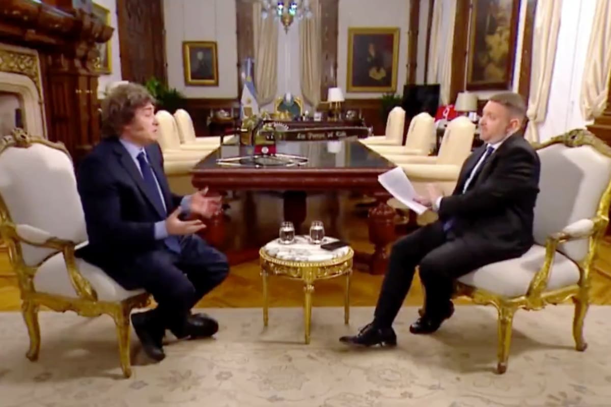 Javier Milei, ayer, en la conversación con Jonathan Viale, en la Casa Rosada; detrás de cámara, está Santiago Caputo, quien luego interrumpió la grabación
