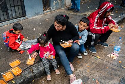 3 millones de personas cayeron en la pobreza desde que asumió Milei, según datos de la Universidad Di Tella.