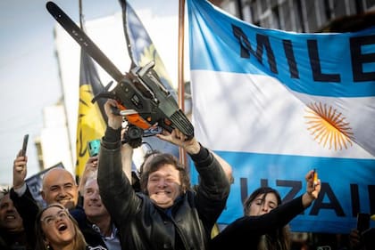 Milei en una de las imágenes más polémicas que dio durante la campaña presidencial, con una motosierra.