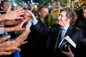 Javier Milei, candidato presidencial de La Libertad Avanza, saluda a sus partidarios afuera de su sede de campaña después de las elecciones generales en Buenos Aires, Argentina, el domingo 22 de octubre de 2023. (AP Foto/Natacha Pisarenko)
