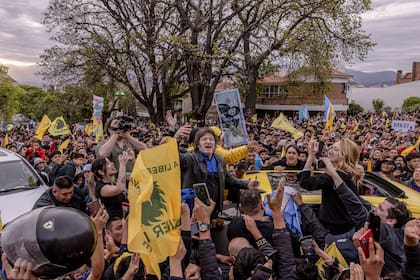 Javier Milei, candidato presidencial del partido La Libertad Avanza, saluda a sus seguidores durante una manifestación en Salta, el 12 de octubre de 2023.