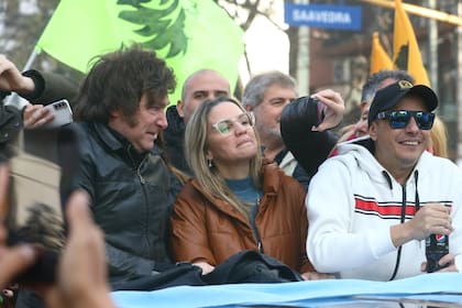 Javier Milei, Carolina Píparo (candidata a gobernadora en la provincia de Buenos Aires en 2023) y El Dipy