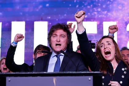 Javier Milei, celebra el triunfo en las PASO 2023; a su lado Victoria Villarruel, candidata a vicepresidenta