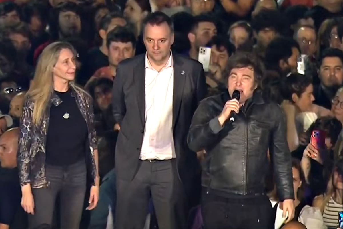 Javier Milei cerró el viernes un acto en Córdoba donde dijo que los audios de Spagnuolo fueron hechos con inteligencia artificial; al día siguiente, en una entrevista en radio Mitre, cuestionó el contenido de los audios, validando de alguna manera su existencia