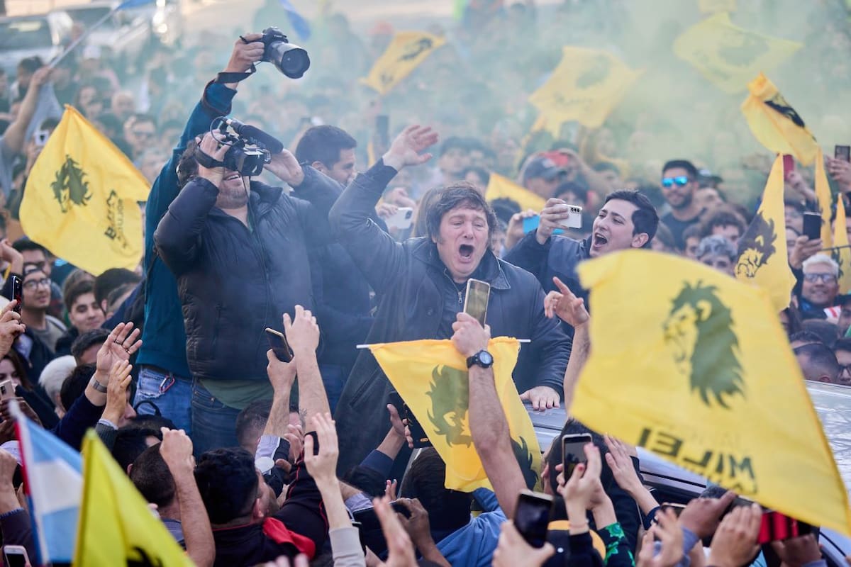 Javier Milei circuló por las inmediaciones de la Plaza Independencia de Mendoza, a bordo de una camioneta