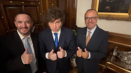 Javier Milei, con Antonio Aracre y Ramiro Castiñeira, antes de la entrevista que le hicieron en la Televisión Pública