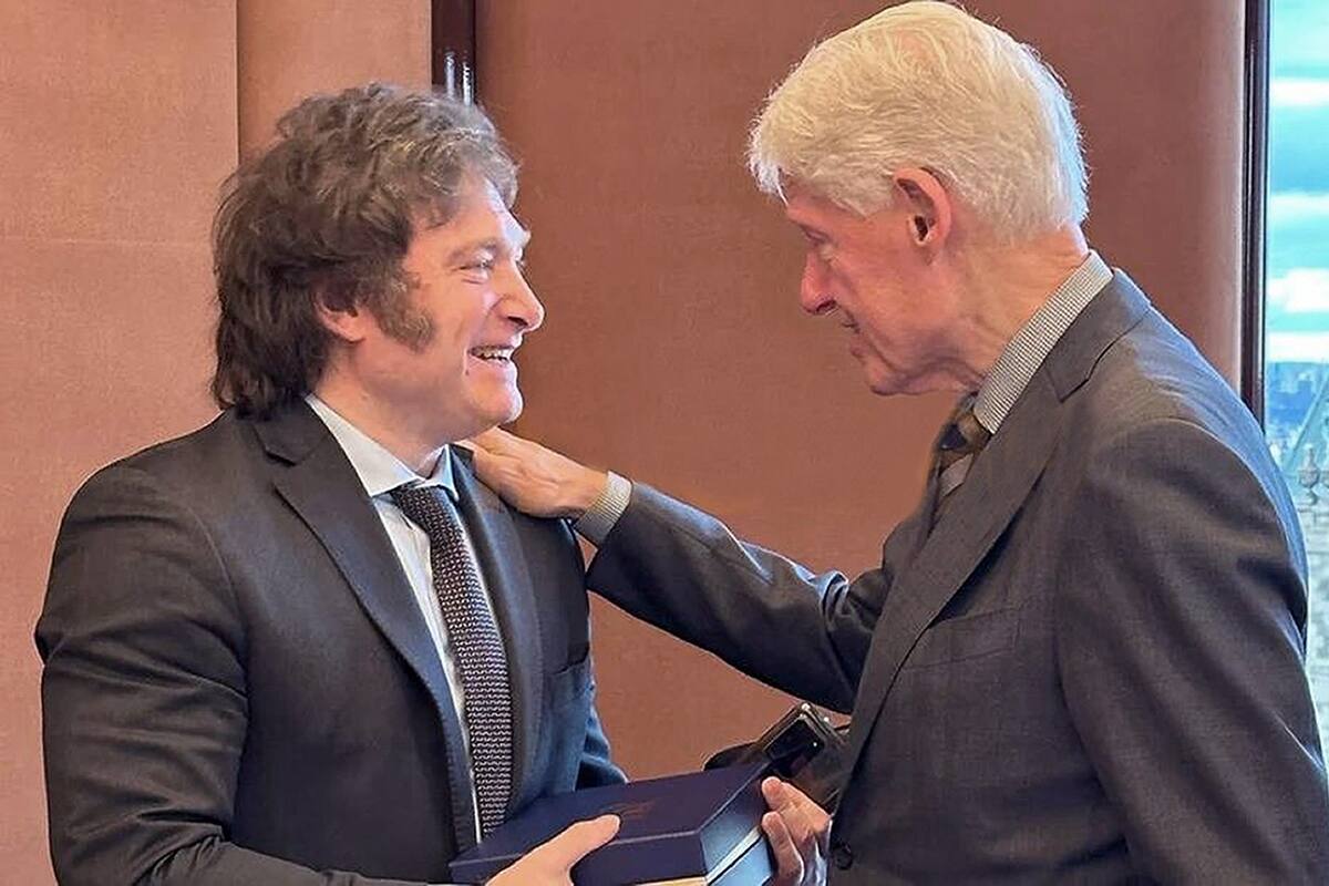 Javier Milei con Bill Clinton el 27 de noviembre de 2023