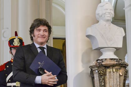 Javier Milei con el busto de Menem en casa Rosada