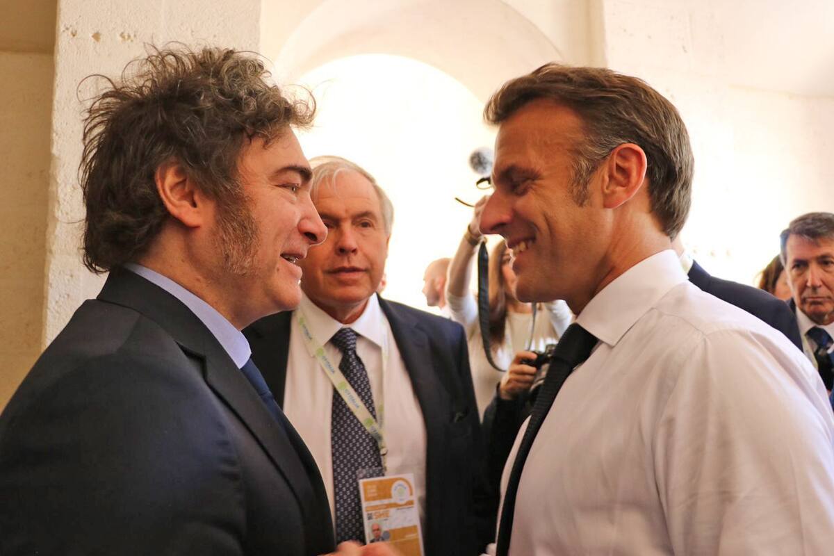 Javier Milei con Emmanuel Macron en el G7, en junio pasado
