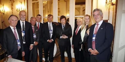 Javier Milei con empresarios del G6, hace dos viernes. Ni les convidó café. Solo hubo agua.