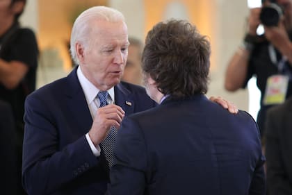 Javier Milei con Joe Biden en el G7