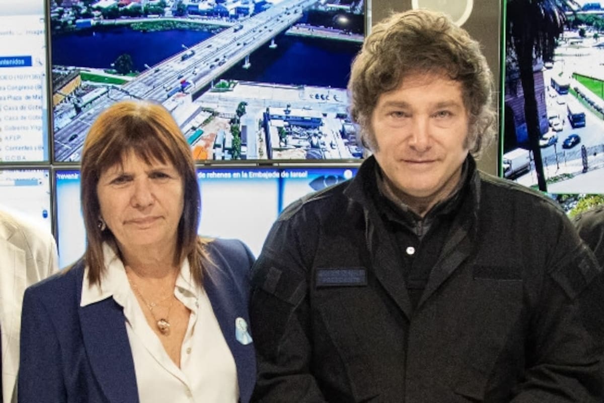 Javier Milei con la ministra Patricia Bullrich cuando el presidente visitó el ministerio de Seguridad, en febrero
