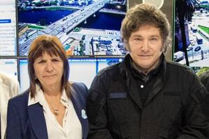 Javier Milei con la ministra Patricia Bullrich cuando el presidente visitó el ministerio de Seguridad, en febrero
