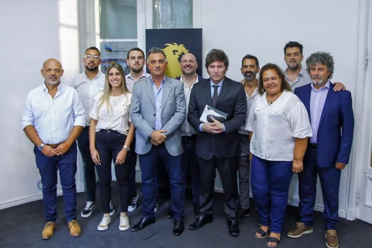 Javier Milei con los coordinadores bonaerenses de cada una de las secciones electorales