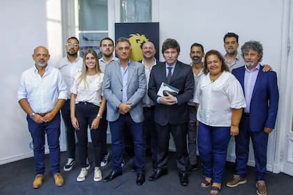 Javier Milei con los coordinadores bonaerenses de cada una de las secciones electorales