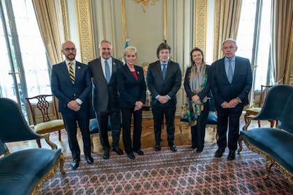 Javier Milei con los enviados de Joe Biden Jennifer Granholm y Juan Sebastián González, y el embajador Marc Stanley