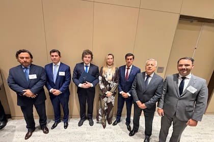 Javier Milei con los gobernadores que lo acompañaron a Nueva York. También para ellos cae fuerte la coparticipación