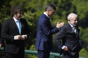 Javier Milei con los presidentes de Paraguay, Santiago Peña, y de Brasil, Luiz Inácio Lula da Silva