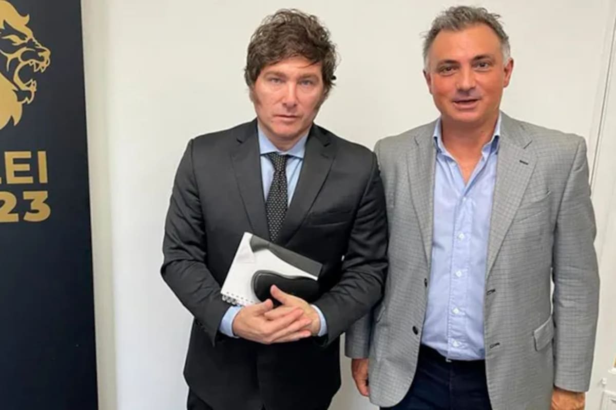 Javier Milei con su armador bonaerense, Sebastián Pareja, quien encabezó el encuentro con Pro en Quilmes