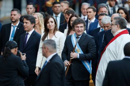 Javier Milei con su equipo de Ministros se dirige a la Catedral Metropolitana para participar de una ceremonia interreligiosa