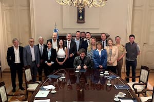 Javier Milei con su gabinete de ministros