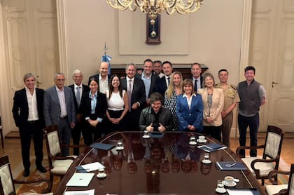 Javier Milei con su gabinete de ministros