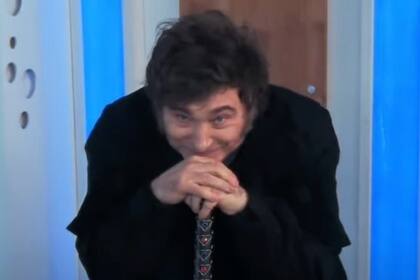 Javier Milei, con una espada de los Thundercats que le regalaron en el programa de Alejandro Fantino