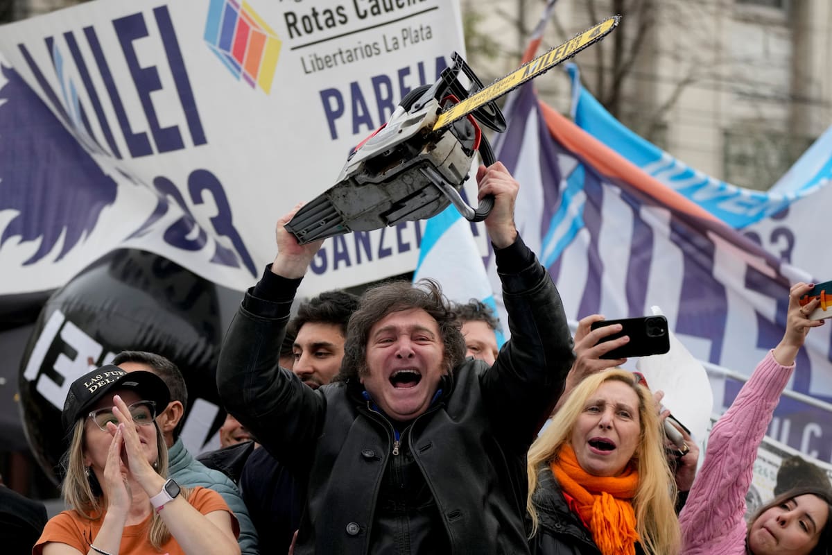 Javier Milei con una motosierra, en campaña