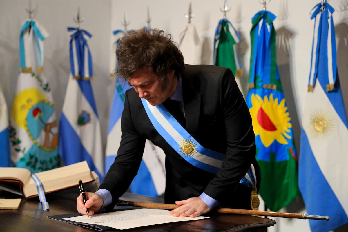 Javier Milei cuando firmó el Pacto de Mayo, el 9 de julio en Tucumán