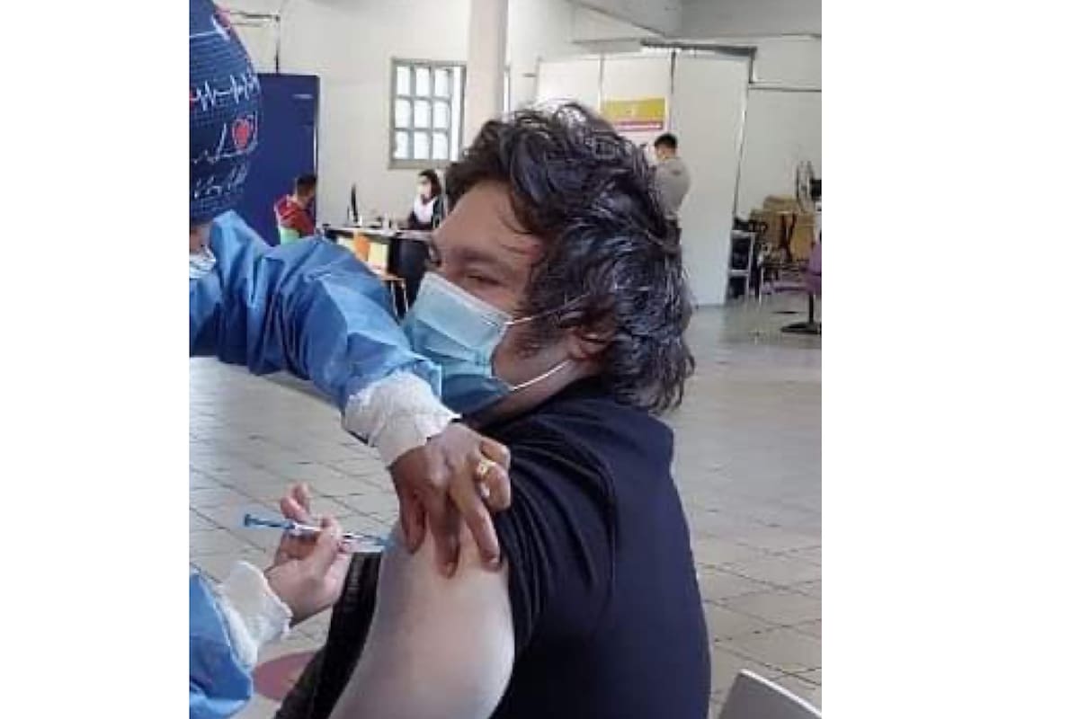 Javier Milei, cuando recibió la segunda dosis en el estadio de Vélez