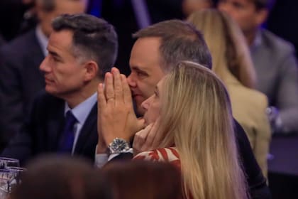 Javier Milei da un discurso en la bolsa de comercio de Córdoba. Lo acompañan Karina Milei y Manuel Adorni.