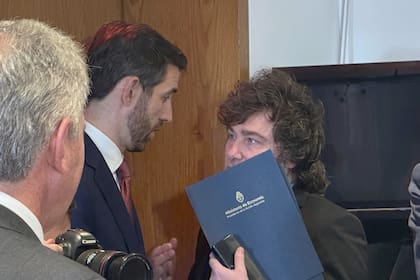 Javier Milei dialoga con Juan Pablo Segura, secretario de Estado adjunto para Asuntos del Hemisferio Occidental, en Nueva York