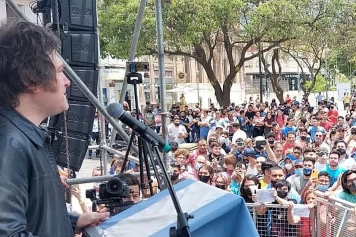 Javier Milei dio una clase de economía en la plaza 25 de Mayo en La Rioja