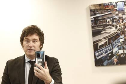 Javier Milei durante el sorteo de su dieta.
