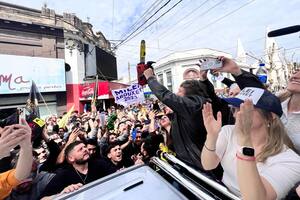 Javier Milei, durante la campaña, encendió una motosierra en plena caravana en Olavarría