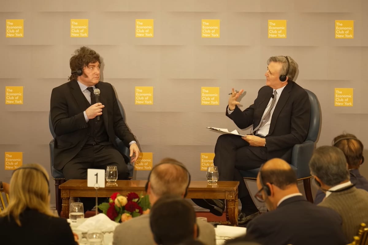 Javier Milei, durante la entrevista con John Micklethwait, el editor en jefe de Bloomberg, en El Club Económico de Nueva York.