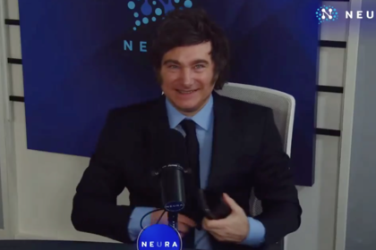 El show de Milei con Fantino: cantos, insultos a periodistas, promesas osadas y una confusión insólita