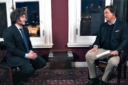 Javier Milei durante la entrevista por el periodista Tucker Carlson realizada en el emblemático edificio