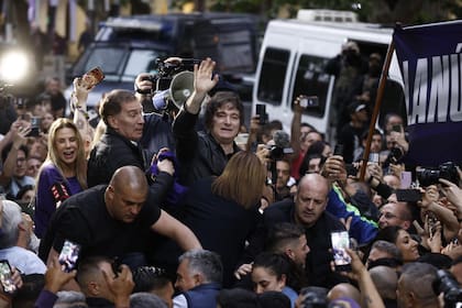 Javier Milei, durante la recorrida de campaña por Tres de Febrero