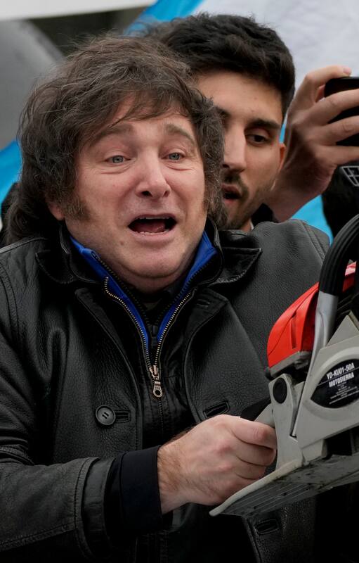 Javier Milei, durante una recorrida de la campaña presidencial por La Plata (AP Foto/Natacha Pisarenko)