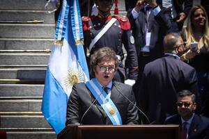 Javier Milei el 10 de diciembre, cuando asumió la Presidencia pero no habló dentro del Congreso sino en las escalinatas