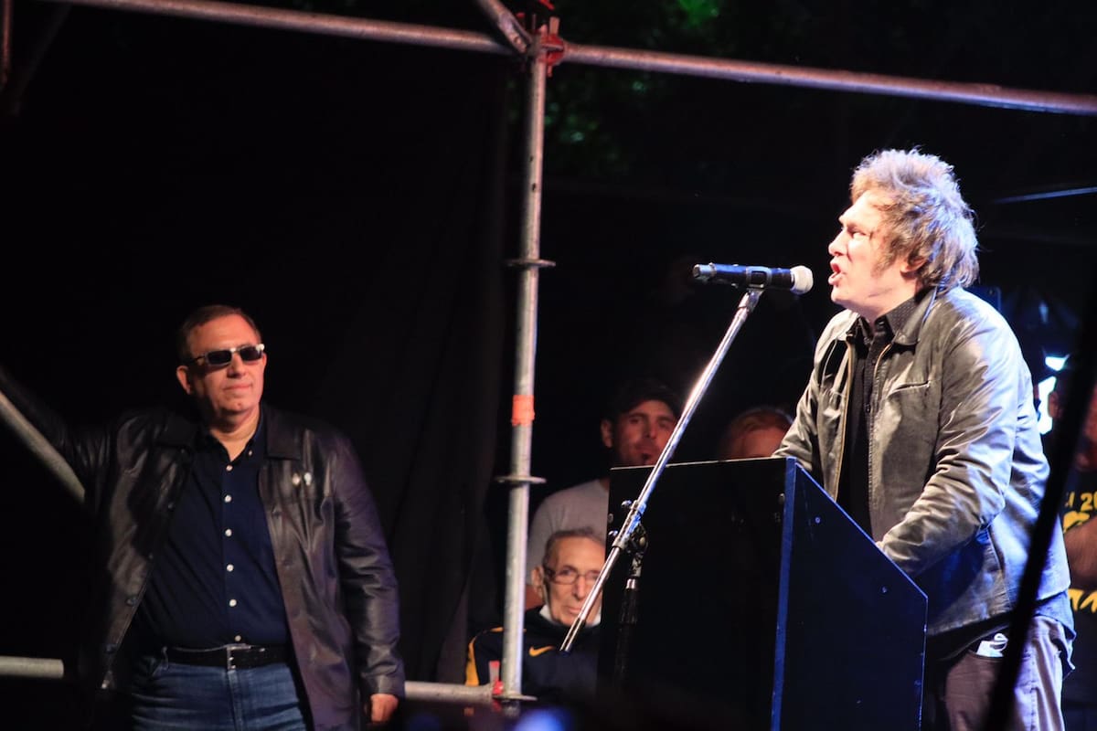 Javier Milei, el año pasado, en su cierre de campaña en el Parque Lezama; lo observa de cerca, con gafas negras, Carlos Maslatón, el "puntero" que lo desafió con ir a unas PASO