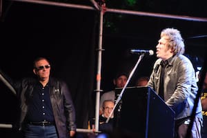 Javier Milei, el año pasado, en su cierre de campaña en el Parque Lezama; lo observa de cerca, con gafas negras, Carlos Maslatón, el "puntero" que lo desafió con ir a unas PASO