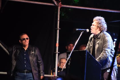 Javier Milei, el año pasado, en su cierre de campaña en el Parque Lezama; lo observa de cerca, con gafas negras, Carlos Maslatón, el "puntero" que lo desafió con ir a unas PASO