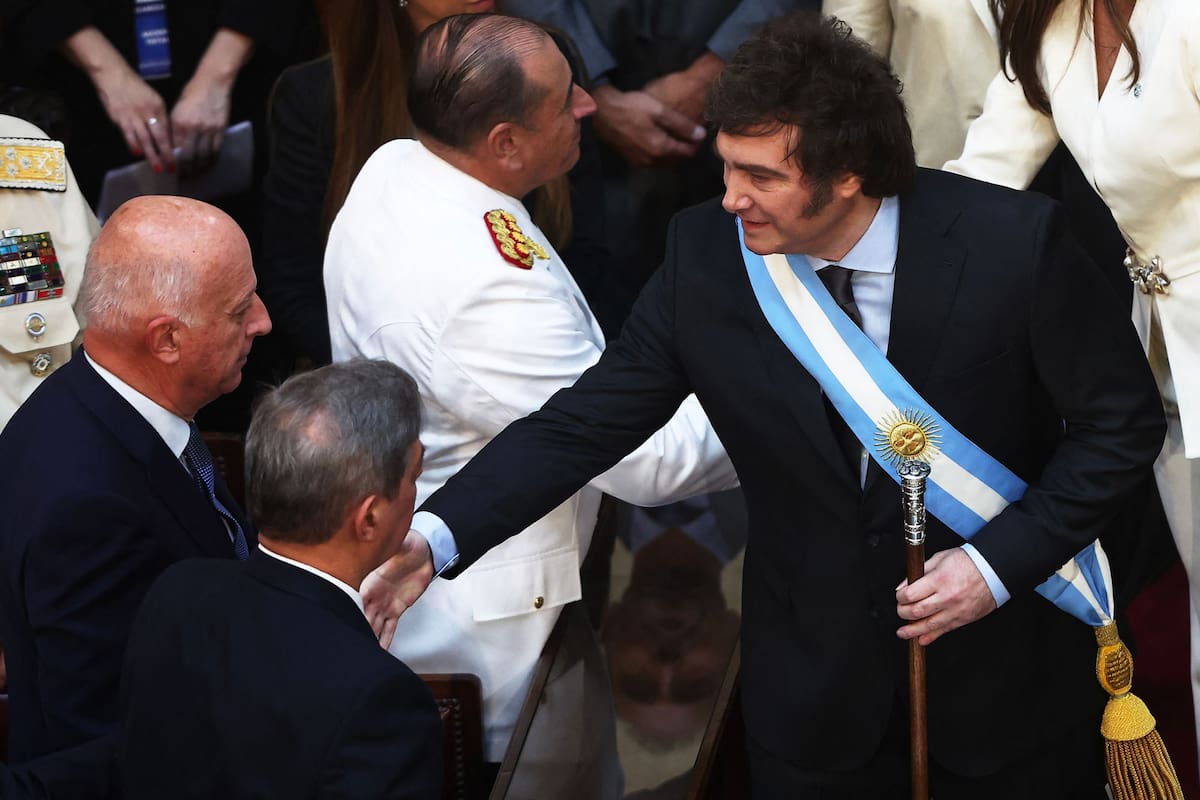 Javier Milei, el día de su asunción, al saludar al procurador Eduardo Casal y al presidente de la Corte, Horacio Rosatti