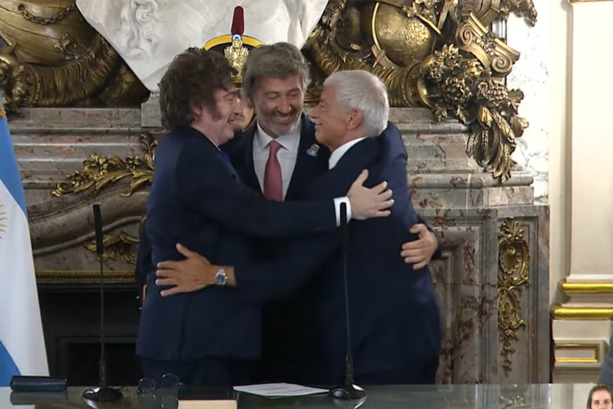 Javier Milei, el flamante ministro de Justicia, Juan Bautista Mahiques, y su antecesor, Mariano Cúneo Libarona, justo después de la jura