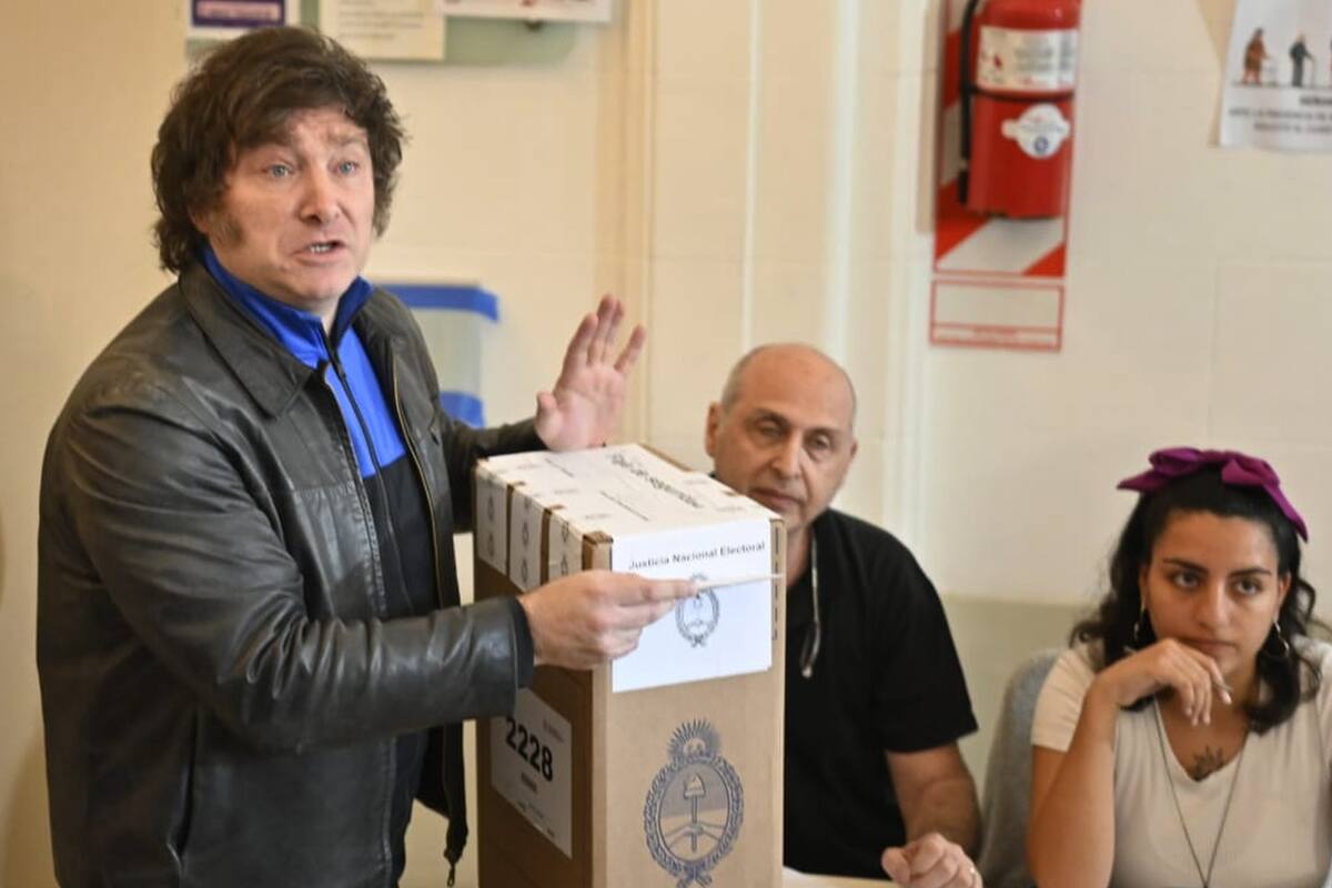 Javier Milei emitió su voto con el mismo look que en las PASO