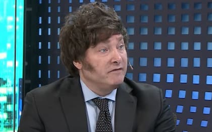 La principal propuesta de Milei es dolarizar la economía. Si hacen la cuenta de los activos en dólares que tendrá el BCRA a fin de año y todos los activos en pesos que hay que dolarizar, se darán cuenta de que solo se podrá implementar con una hiperinflación y/o con un plan Bonex previo.